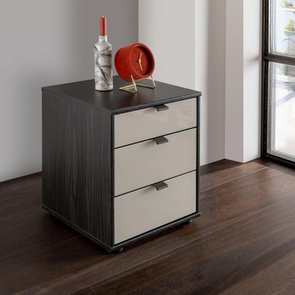 Wiemann Quito Mocca Oak And Pebble Grey Glass Bedside  Table
Wiemann Quito 3 Drawer Bedside Table 
Pebble Grey Glass 3 Drawer Bedside Table 
Wiemann 3 Drawer Bedside table